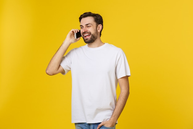 jovem casual falando ao telefone isolado