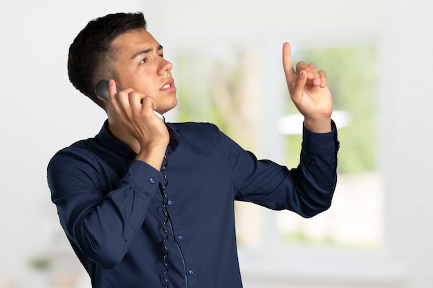 Jovem casual feliz no telefone