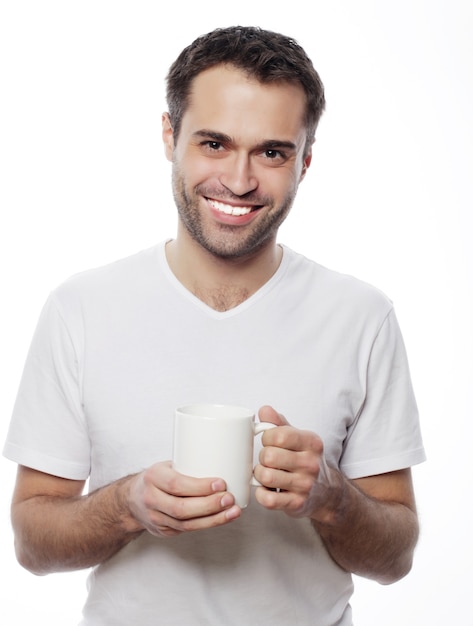 jovem casual segurando um copo branco