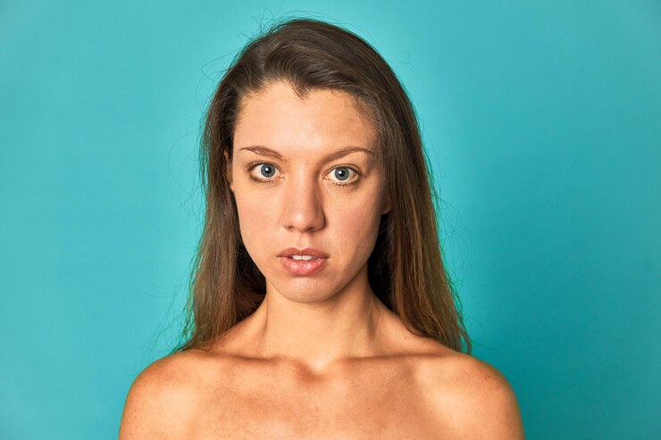 Foto jovem caucasiana confiante e cativante posando para a câmera com beleza e graça