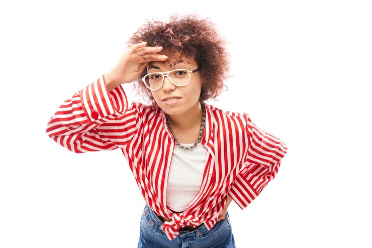 Foto jovem caucasiana encaracolada em olhares casuais para o futuro, olhando para longe, com a mão sobre a cabeça, isolada no fundo branco conceito de pesquisa