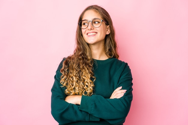 Jovem caucasiana fofa expressando emoções isoladas