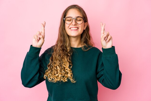 Jovem caucasiana fofa expressando emoções isoladas