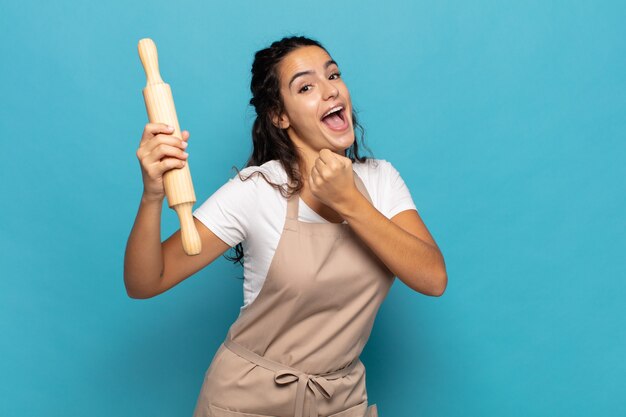 Jovem caucasiana sentindo-se feliz, positiva e bem-sucedida, motivada para enfrentar um desafio ou comemorar bons resultados