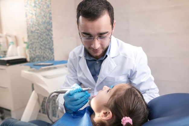 Jovem caucasiana visitando o consultório dentista