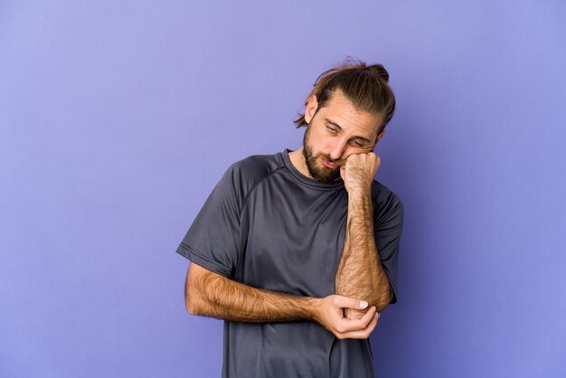 Jovem, caucasiano, cabelo comprido, isolado, expressando emoções