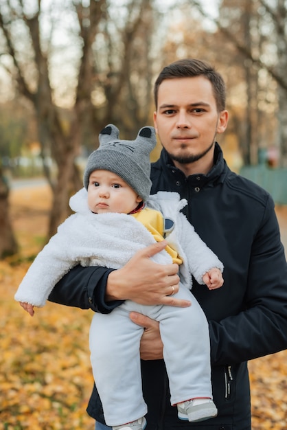 Jovem, caucasiano, macho, pai, segura, seu, bebê menino pequeno, filho, em, seu, mãos