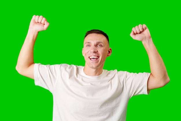 Jovem celebra o sucesso com uma pose enérgica contra um fundo verde vibrante