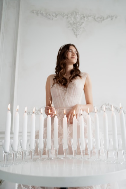 Foto jovem celebrando sua quinceanera