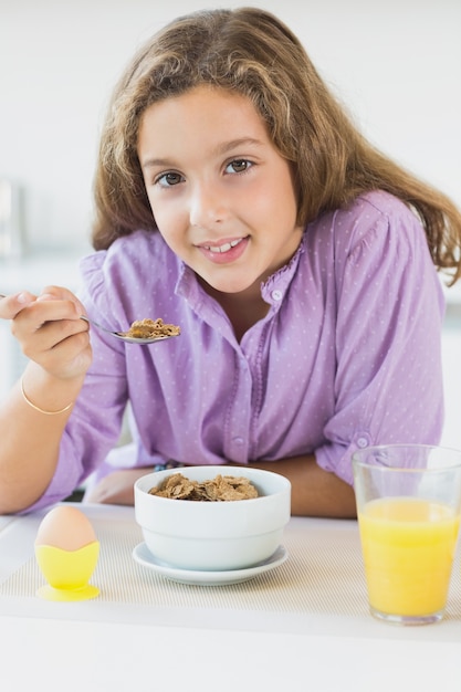 Jovem, cereal, pequeno almoço