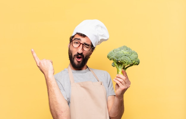 Jovem chef barbudo comemorando uma vitória bem-sucedida