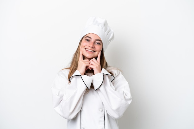 Jovem chef caucasiana isolada no fundo branco sorrindo com uma expressão feliz e agradável