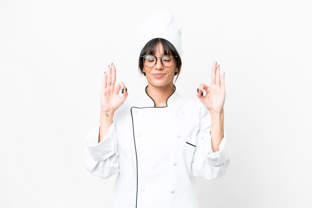 Foto jovem chef caucasiano sobre fundo branco isolado em pose zen