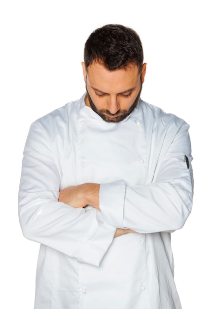 Jovem chef dormindo em uniforme branco, isolado na parede branca.