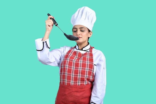 jovem chef menina roupa branca degustação de comida modelo paquistanês indiano