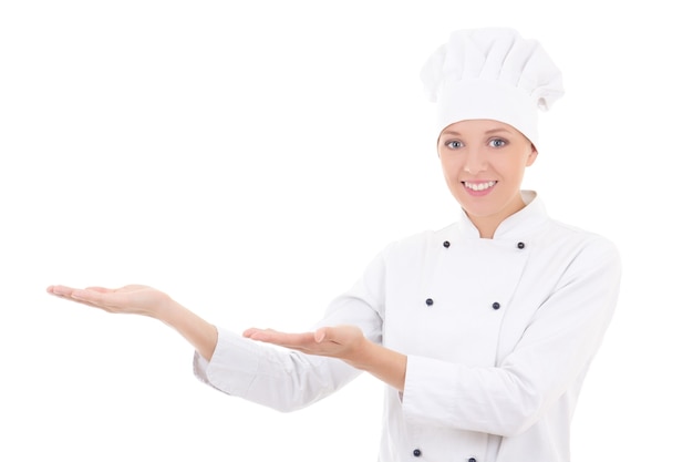 Jovem chef mostrando ou apresentando algo isolado no fundo branco