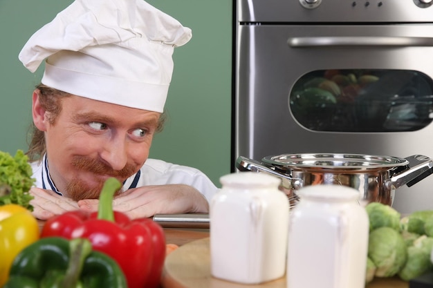 Jovem chef preparando o almoço na cozinha