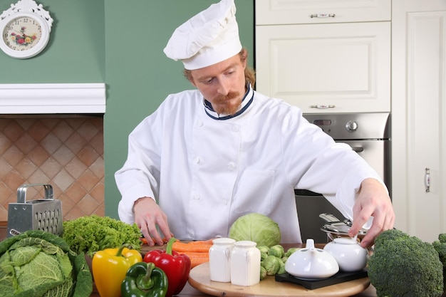 Jovem chef preparando o almoço na cozinha