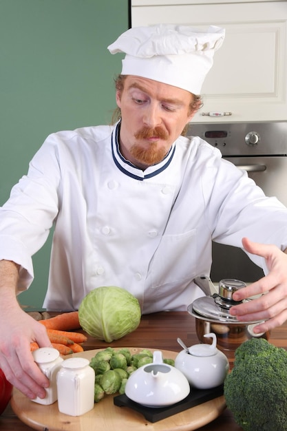 Jovem chef preparando o almoço na cozinha