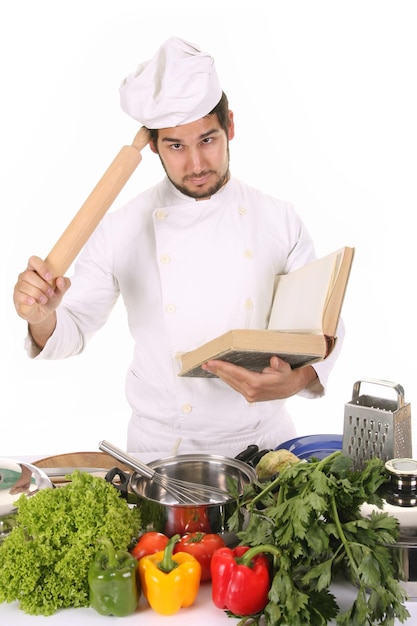 Jovem chef preparando o almoço