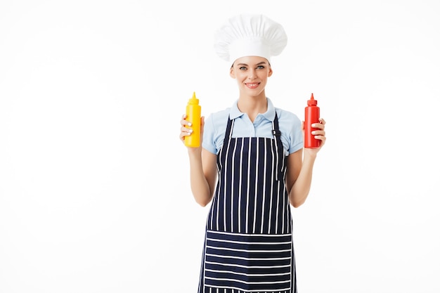 Jovem chef sorridente com avental listrado e chapéu branco feliz