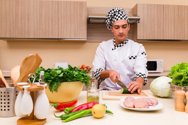 Jovem chef trabalhando na cozinha