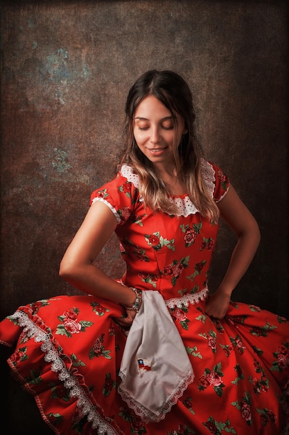 Jovem chilena com vestido nacional ou traje folclórico para celebrar o retrato de feriados nacionais