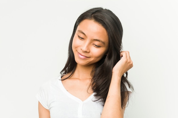 Jovem chinesa posando em um fundo branco