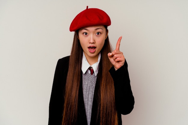 Jovem chinesa vestindo um uniforme escolar, tendo uma ideia, o conceito de inspiração.