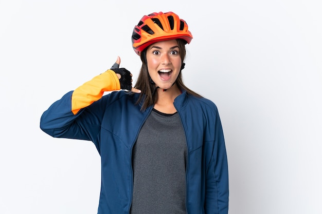 Jovem ciclista brasileira em branco fazendo gesto de telefone. Ligue-me de volta sinal