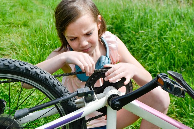 Jovem ciclista desfruta do belo nascer do sol na trilha da floresta de verão