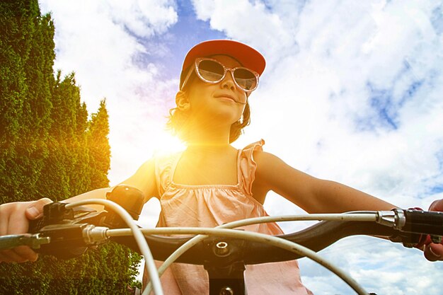 Foto jovem ciclista desfruta do belo nascer do sol na trilha da floresta de verão