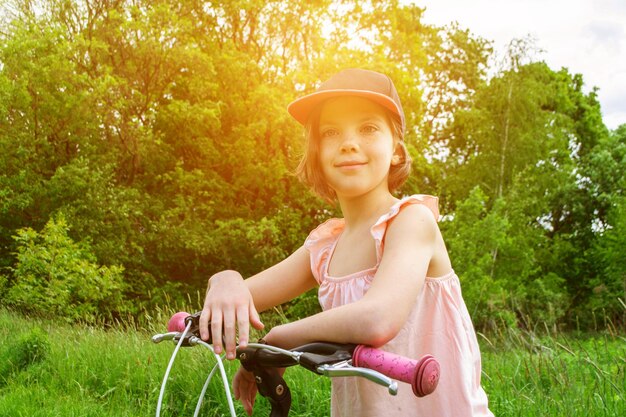 Foto jovem ciclista desfruta do belo nascer do sol na trilha da floresta de verão