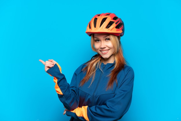 Jovem ciclista isolada apontando o dedo para o lado