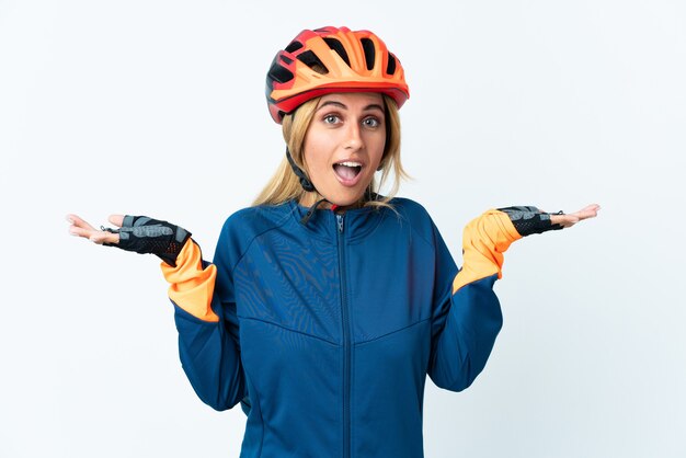 Jovem ciclista uruguaia loira com expressão facial chocada