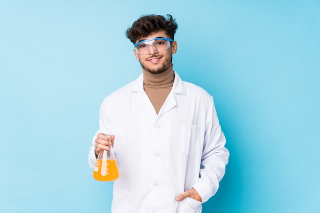 Jovem cientista árabe feliz, sorridente e alegre.