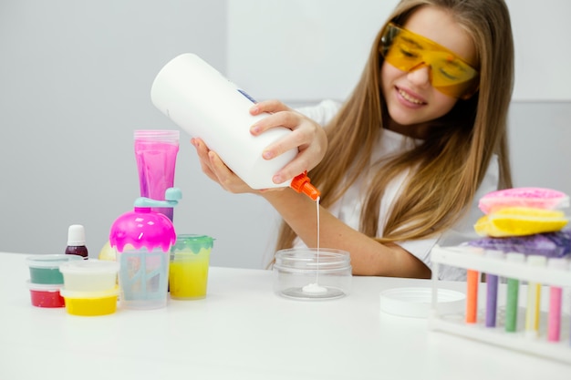 Jovem cientista fazendo limo no laboratório