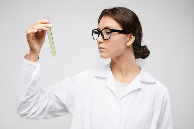 Jovem cientista feminina em branco