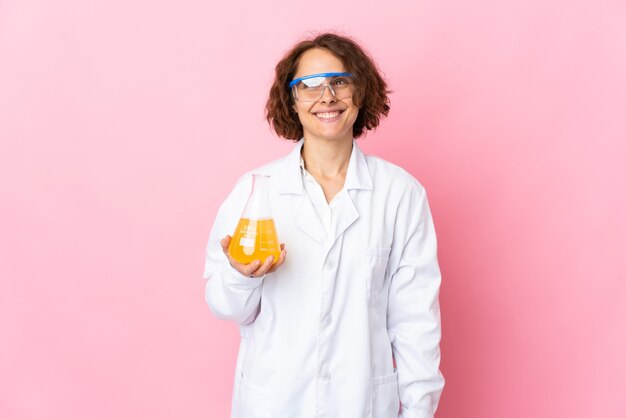 Foto jovem cientista inglesa isolada em uma parede rosa pensando em uma ideia enquanto olha para cima