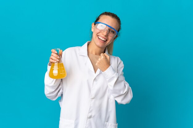 Foto jovem cientista isolada em azul