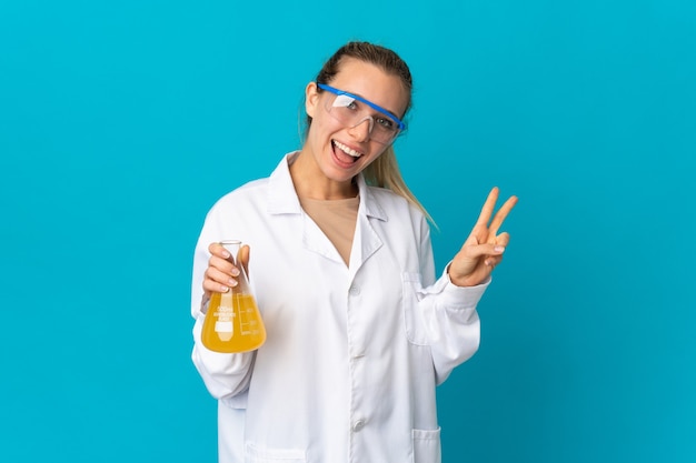 Foto jovem cientista isolada em azul