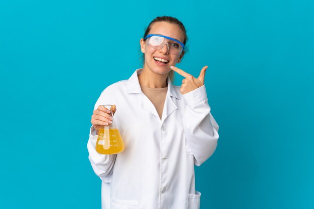 Jovem cientista isolada em azul