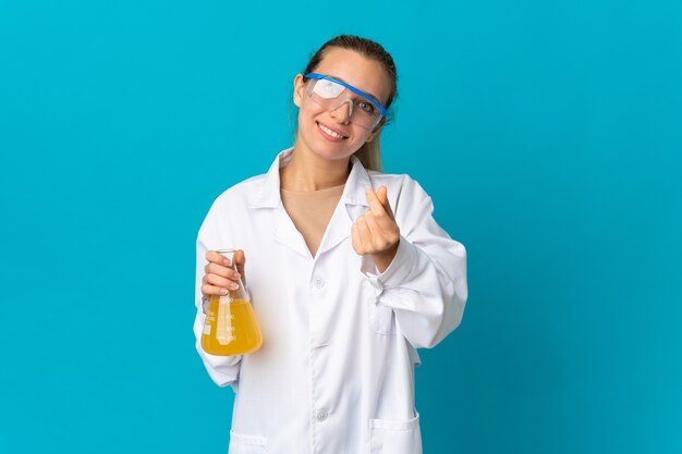 Jovem cientista isolada em azul