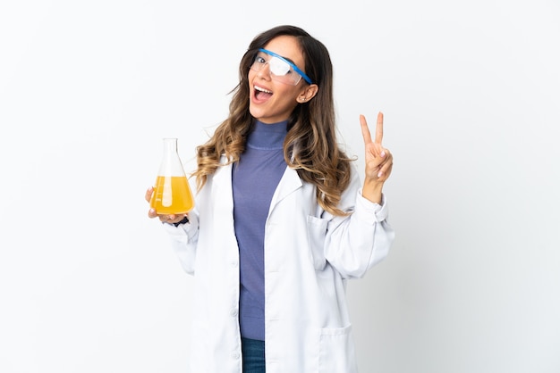 Jovem cientista isolada em um fundo branco sorrindo e mostrando sinal de vitória