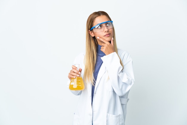 Jovem cientista isolada tendo dúvidas