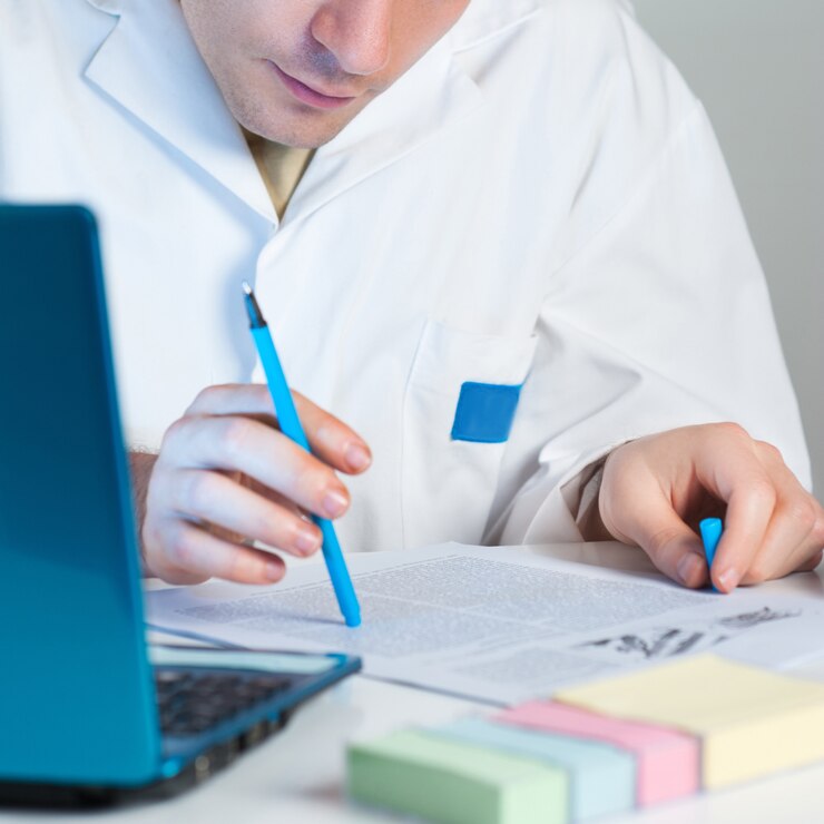 Foto jovem cientista lê nova publicação