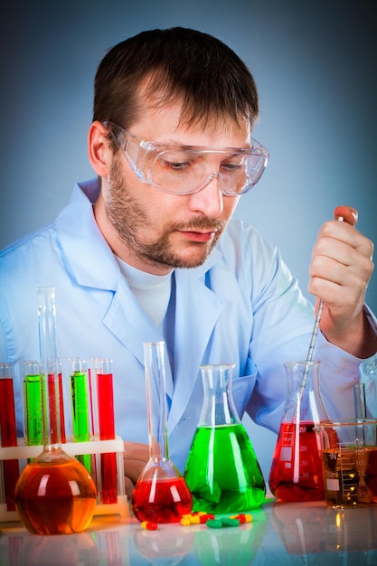 Foto jovem cientista no laboratório