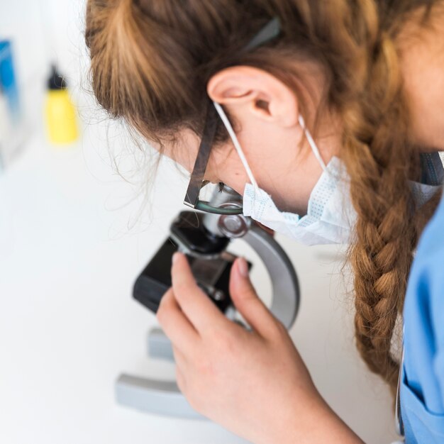 Jovem, cientista, olhar, através, um, microscópio, em, um, laboratório