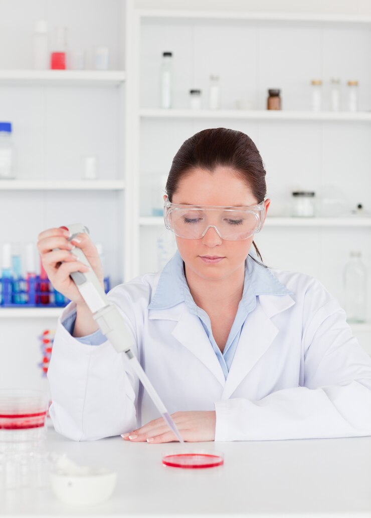 Foto jovem cientista que prepara uma amostra