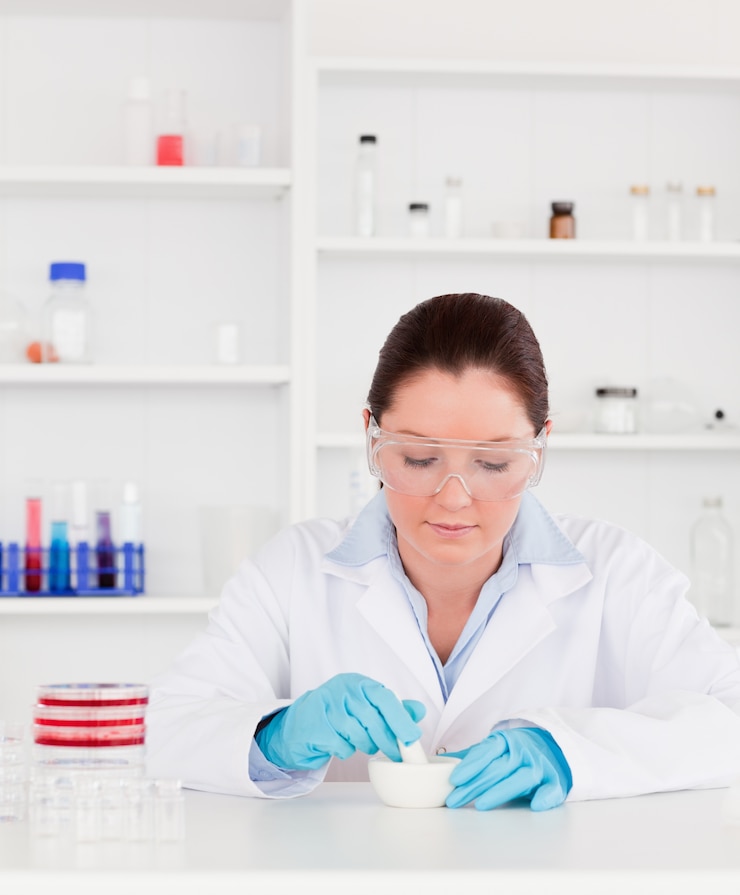Foto jovem cientista que prepara uma experimentação usando luvas